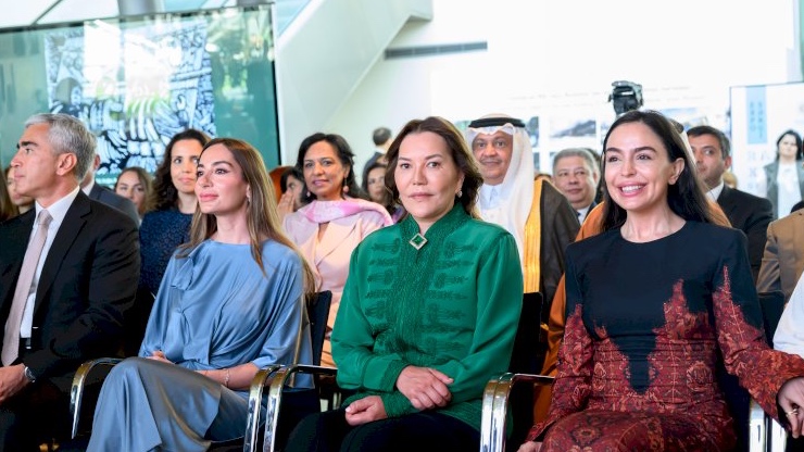 الأميرة للا حسناء تفتتح في باكو معرض
